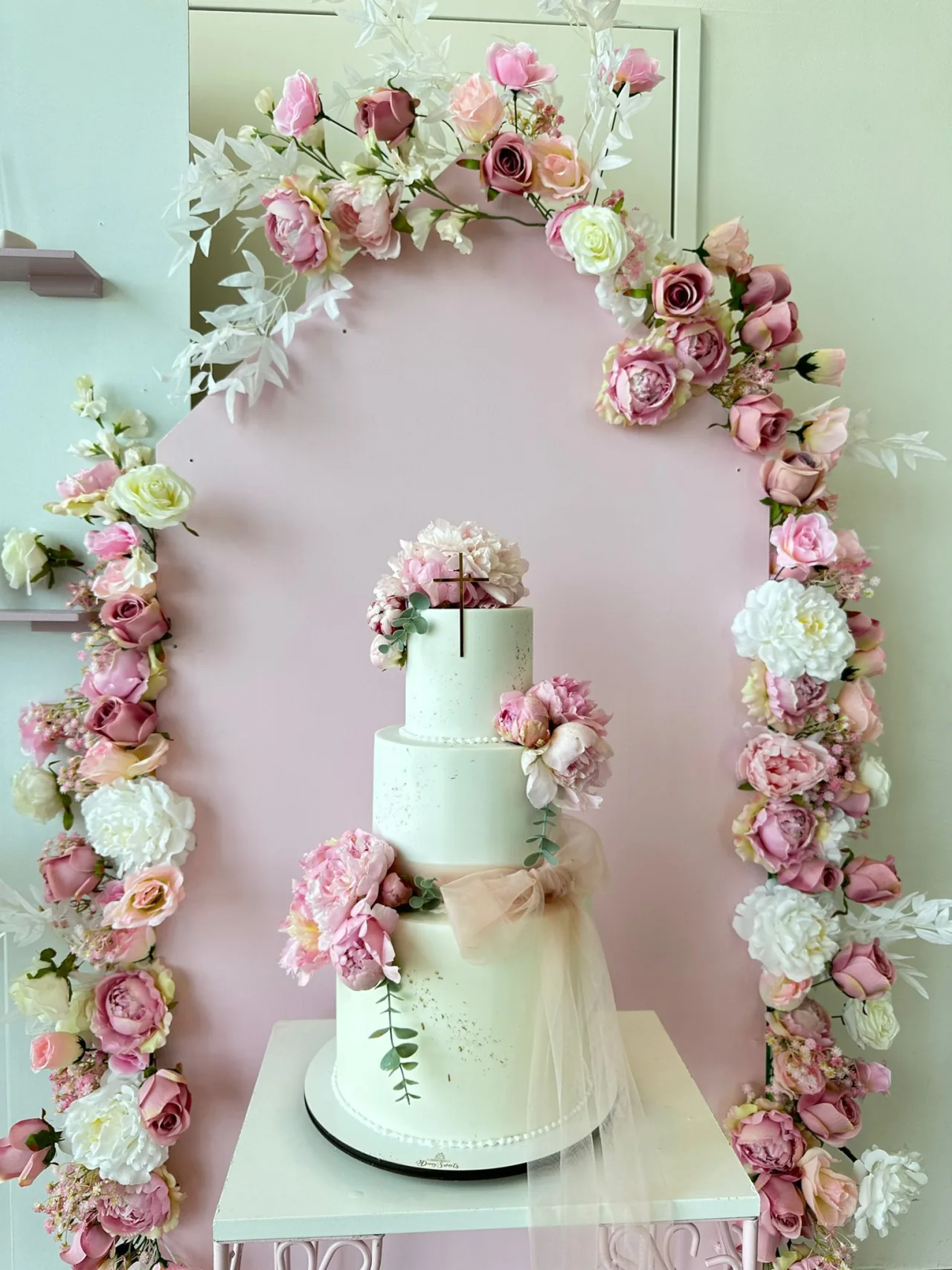 Hochzeitstorte — Blumenbogen